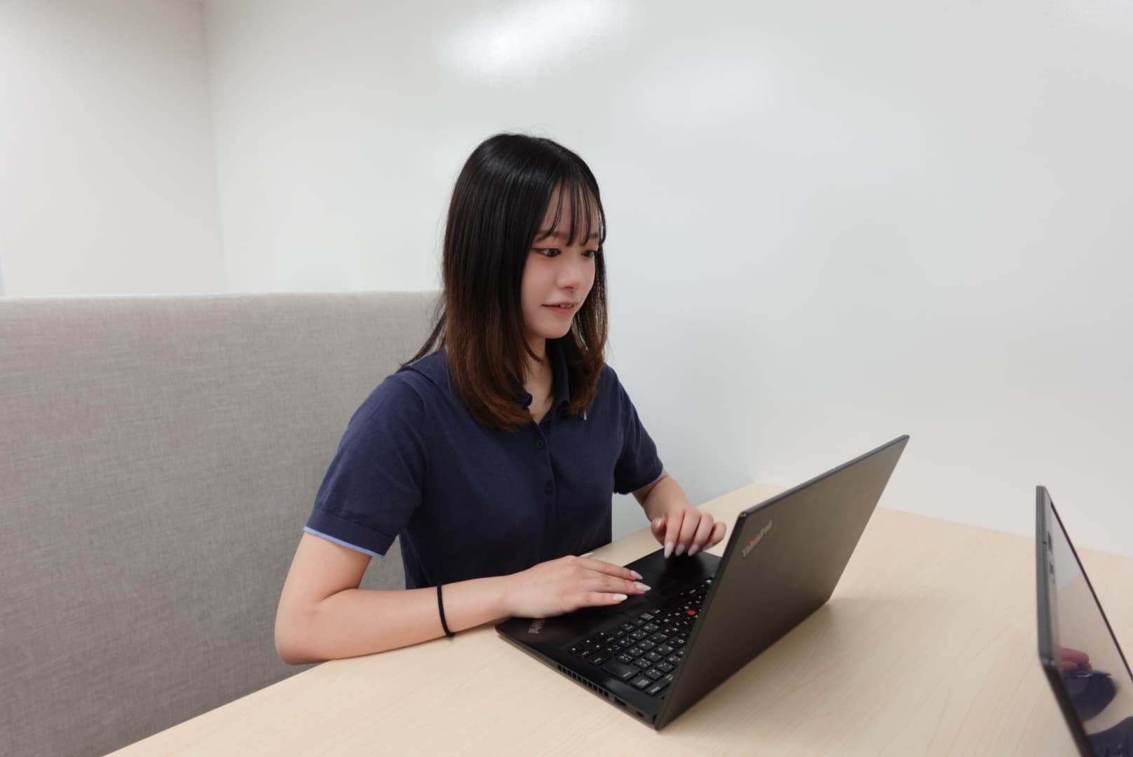 エバンティアのメンバーがノートPCで業務に取り組む様子