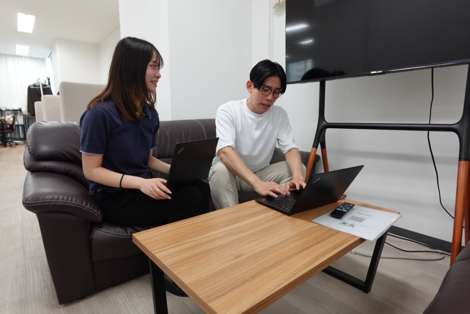 エバンティアのメンバーが協働する様子 - チームワークと成長