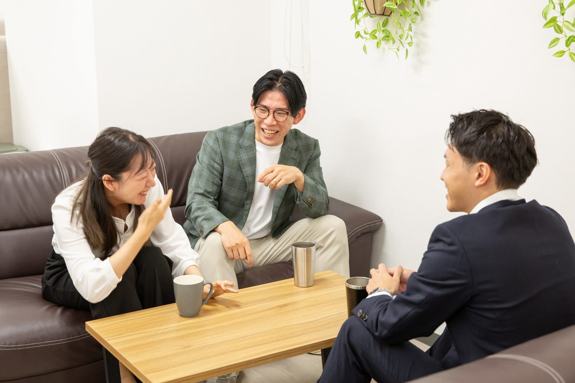 チームが協力して目標に向かう様子 - エバンティアの企業哲学を表現