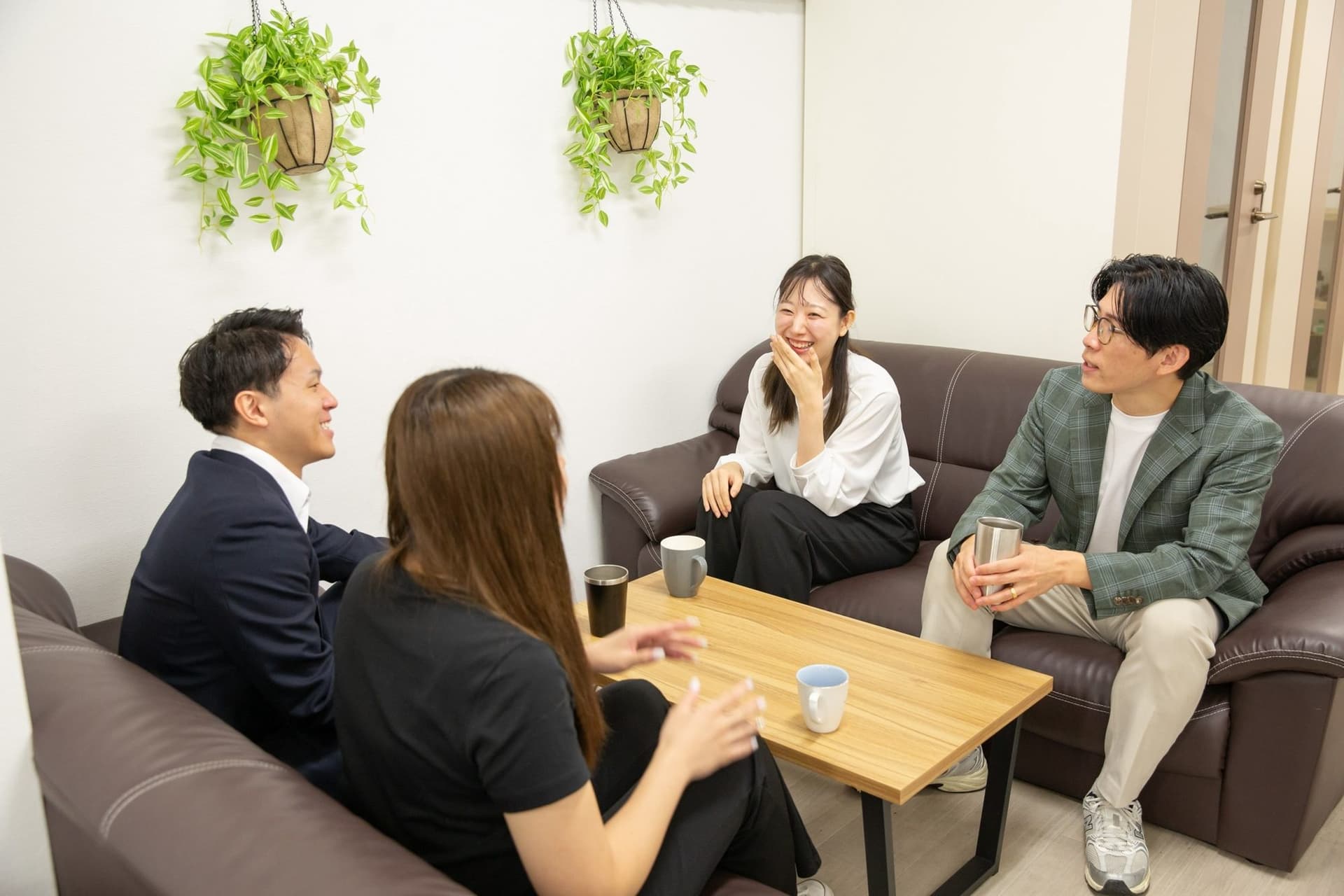 エバンティアのメンバーが打ち合わせをする様子