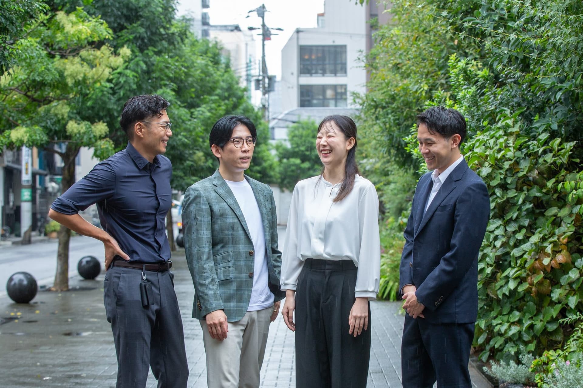 エバンティアのメンバー - 笑顔で語り合うチーム